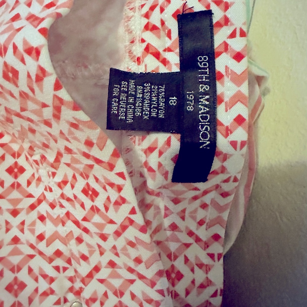 NWOT 89th and Madison capris size 18 in red and white